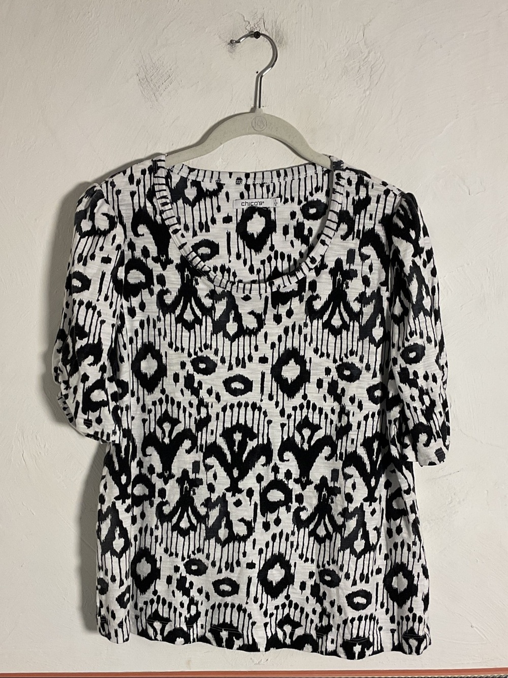 Chico's Ikat Gathered Sleeve Slub Tee Black & White Size 1-Medium